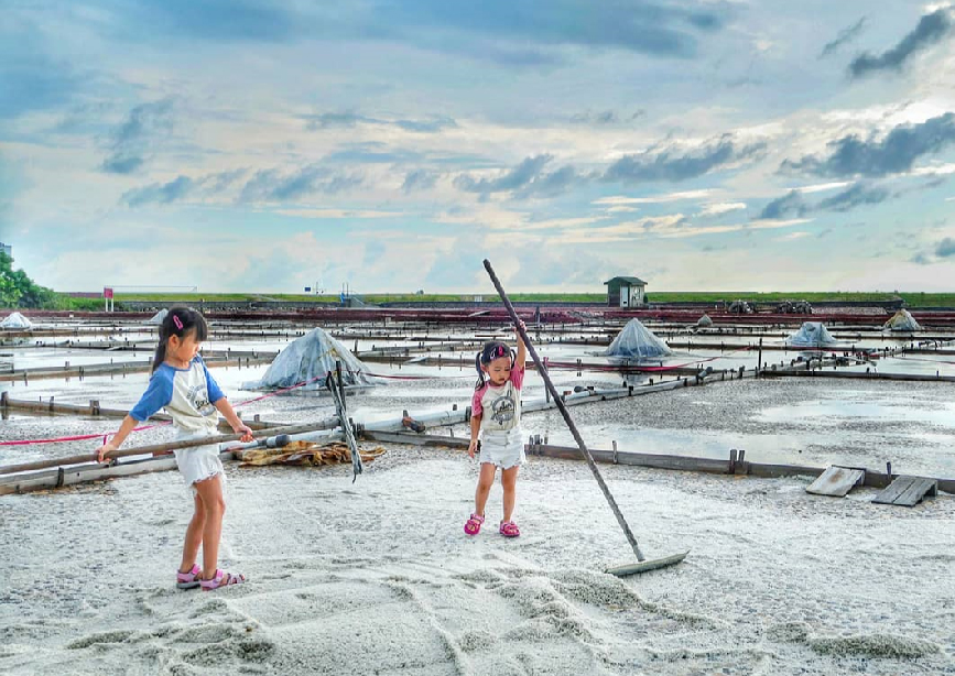 井仔腳瓦盤鹽田:是北門的第一座鹽田,也是現存最古老的瓦盤鹽田遺址,現在成為雲嘉南濱海國家風景區內最具特色的觀光鹽田,在這裡還可以體驗別的地方體驗不到的 傳統曬鹽、挑鹽、收鹽的樂趣,每天都有不同風貌的井仔腳鹽田夕陽,是來到台南濱海不可錯過的景點,在鹽田裡還有一座三層樓高的瞭望台可以賞鳥、觀 賞鹽田、看夕陽。