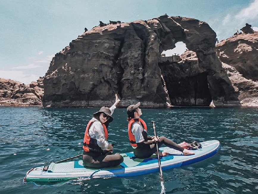 深澳岬角象鼻岩:象鼻岩受東北季風影響以及地質軟硬不同造成差異, 侵蝕的海蝕平台形成海蝕天然拱,現在象鼻岩已經禁止攀爬上去了, 但我們還是可以用不同視角來看象鼻岩,體驗最夯SUP立槳, 還能探索走路抵達不到的小秘境, SUP立槳是一項結合衝浪和划船原理的板類運動, 是現在很流行的水上活動。