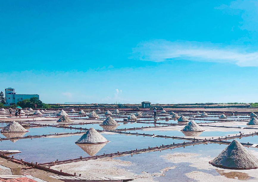 井仔腳瓦盤鹽田:是北門的第一座鹽田,也是現存最古老的瓦盤鹽田遺址,現在成為雲嘉南濱海國家風景區內最具特色的觀光鹽田,在這裡還可以體驗別的地方體驗不到的 傳統曬鹽、挑鹽、收鹽的樂趣,每天都有不同風貌的井仔腳鹽田夕陽,是來到台南濱海不可錯過的景點,在鹽田裡還有一座三層樓高的瞭望台可以賞鳥、觀 賞鹽田、看夕陽。