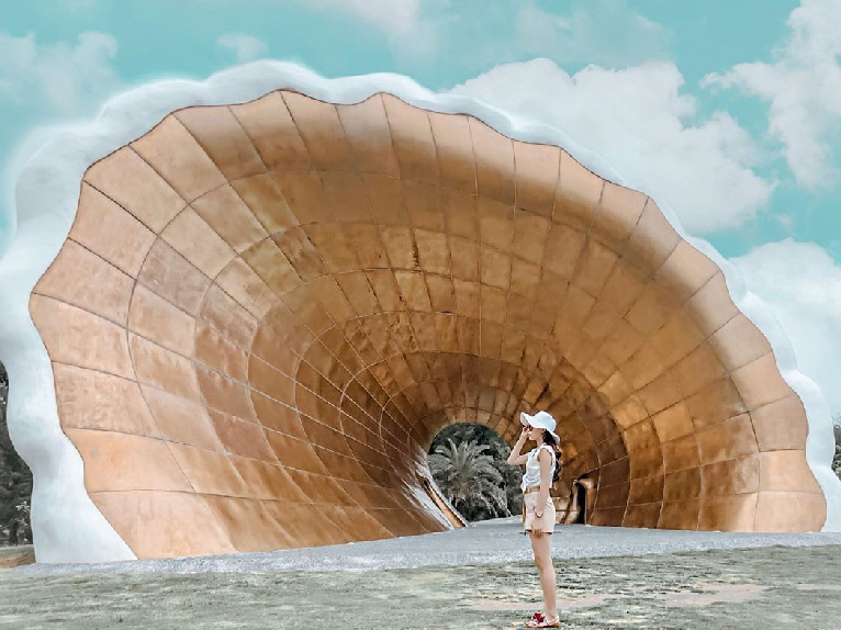 高雄旗津海珍珠:黃色大貝殼旗津海珍珠外型就像是巨大的耳朵在聆聽海浪的聲音,來到旗津必來跟旗津海珍珠拍照, 海珍珠除了是旗津公園的地標,還是亞洲最大的貝殼裝置藝術。