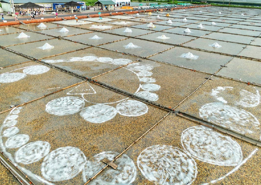 井仔腳鹽田:是北門的第一座鹽田,也是現存最古老的瓦盤鹽田遺址,現在成為雲嘉南濱海國家風景區內最具特色的觀光鹽田,在這裡還可以體驗別的地方體驗不到的 傳統曬鹽、挑鹽、收鹽的樂趣,每天都有不同風貌的井仔腳鹽田夕陽,是來到台南濱海不可錯過的景點,在鹽田裡還有一座三層樓高的瞭望台可以賞鳥、觀 賞鹽田、看夕陽。