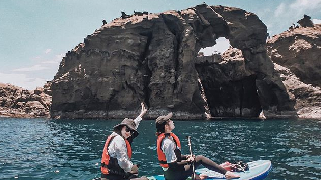 深澳岬角象鼻岩:象鼻岩受東北季風影響以及地質軟硬不同造成差異, 侵蝕的海蝕平台形成海蝕天然拱,現在象鼻岩已經禁止攀爬上去了, 但我們還是可以用不同視角來看象鼻岩,體驗最夯SUP立槳, 還能探索走路抵達不到的小秘境, SUP立槳是一項結合衝浪和划船原理的板類運動, 是現在很流行的水上活動。