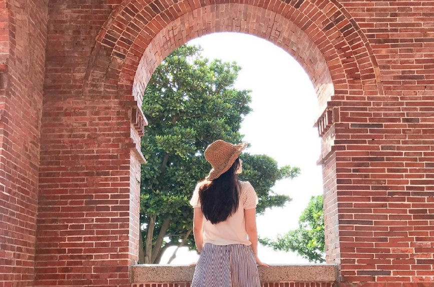 打狗英國領事館：打狗英國領事館是高雄著名熱門景點而且還是英式建築，在山海交接處從上面看過去都是美麗的山跟海，是台灣現存年代最久的西式近代建築， 還是英國政府在台灣的第一座領事館，園區內還有結合休閒餐飲，讓遊客可以在這邊用餐品嘗下午茶搭配美麗的風景。