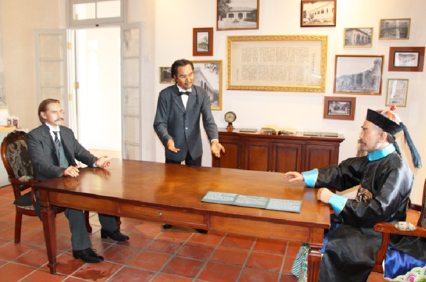 打狗英國領事館是高雄著名熱門景點而且還是英式建築，在山海交接處從上面看過去都是美麗的山跟海，是台灣現存年代最久的西式近代建築， 還是英國政府在台灣的第一座領事館，園區內還有結合休閒餐飲，讓遊客可以在這邊用餐品嘗下午茶搭配美麗的風景。