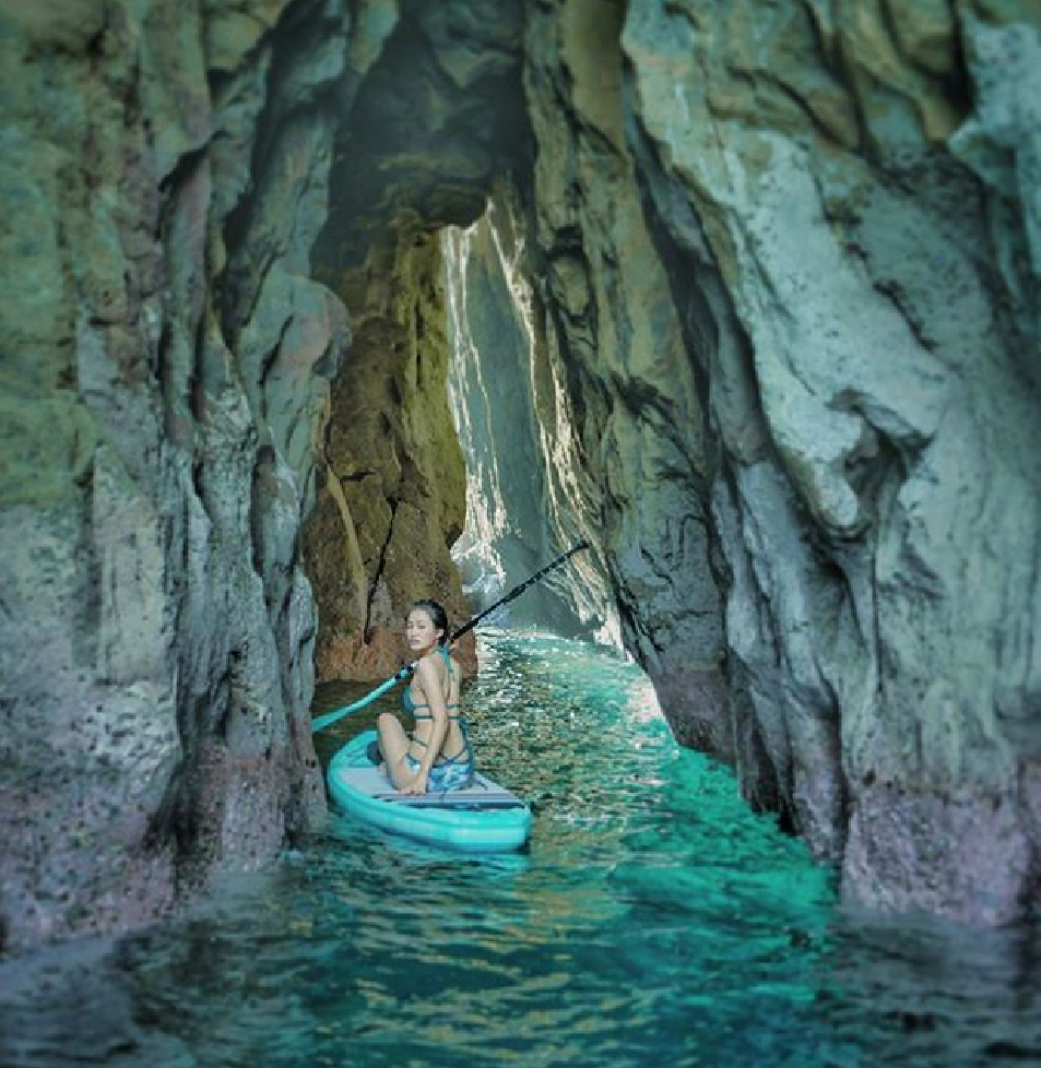深澳岬角象鼻岩:象鼻岩受東北季風影響以及地質軟硬不同造成差異, 侵蝕的海蝕平台形成海蝕天然拱,現在象鼻岩已經禁止攀爬上去了, 但我們還是可以用不同視角來看象鼻岩,體驗最夯SUP立槳, 還能探索走路抵達不到的小秘境, SUP立槳是一項結合衝浪和划船原理的板類運動, 是現在很流行的水上活動。