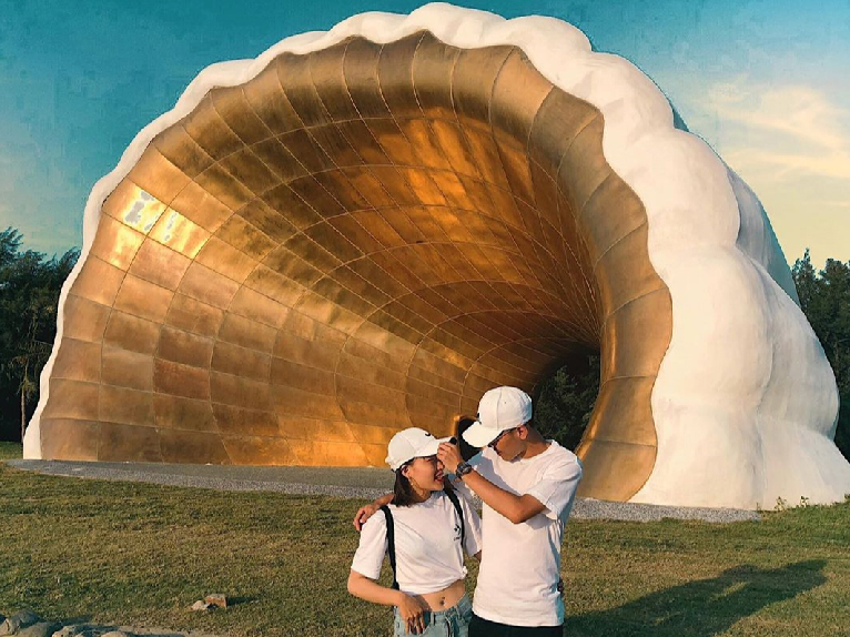 旗津海珍珠:黃色大貝殼旗津海珍珠外型就像是巨大的耳朵在聆聽海浪的聲音,來到旗津必來跟旗津海珍珠拍照, 海珍珠除了是旗津公園的地標,還是亞洲最大的貝殼裝置藝術。