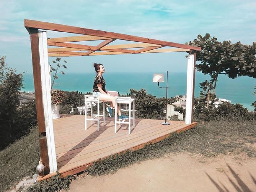 山度空間:在山度空間裡可以看到美麗的風景,而且平日入園不需要門票,可以自由參觀。園區還有最吸引人的透明泡泡球盪鞦韆,坐在上面可以看到美麗的海景, 但要注意鞦韆只能拍照用不能搖晃呦~園區還提供下午茶,享受下午茶搭配著風景超浪漫的!!