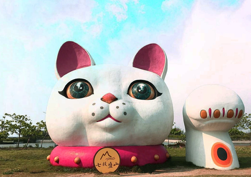 七股鹽山:七股鹽山是七股相當知名的地標,過去是台灣規模最大的傳統曬鹽場到工業用鹽主要生產地,在這裡每年都會固定舉辦鹽雕活動,每年還會放上不同主題的巨 大吉祥物,成為國內外遊客最常指定的知名觀光據點。