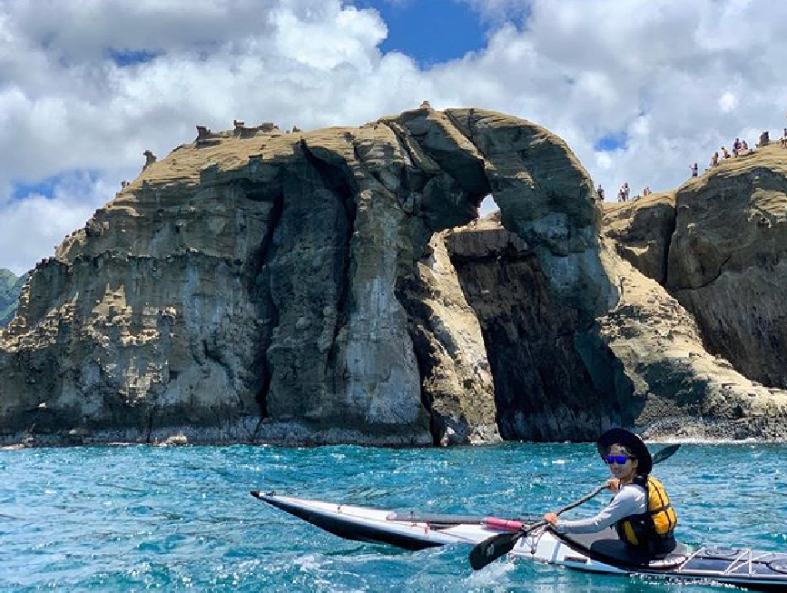 深澳岬角象鼻岩:象鼻岩受東北季風影響以及地質軟硬不同造成差異, 侵蝕的海蝕平台形成海蝕天然拱,現在象鼻岩已經禁止攀爬上去了, 但我們還是可以用不同視角來看象鼻岩,體驗最夯SUP立槳, 還能探索走路抵達不到的小秘境, SUP立槳是一項結合衝浪和划船原理的板類運動, 是現在很流行的水上活動。