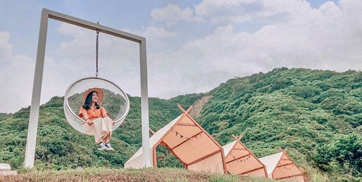 山度空間:在山度空間裡可以看到美麗的風景,而且平日入園不需要門票,可以自由參觀。園區還有最吸引人的透明泡泡球盪鞦韆,坐在上面可以看到美麗的海景, 但要注意鞦韆只能拍照用不能搖晃呦~園區還提供下午茶,享受下午茶搭配著風景超浪漫的!!