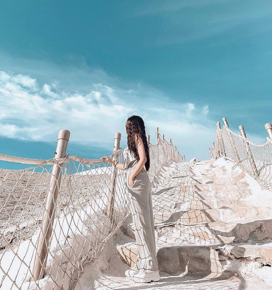 七股鹽山:七股鹽山是七股相當知名的地標,過去是台灣規模最大的傳統曬鹽場到工業用鹽主要生產地,在這裡每年都會固定舉辦鹽雕活動,每年還會放上不同主題的巨 大吉祥物,成為國內外遊客最常指定的知名觀光據點。