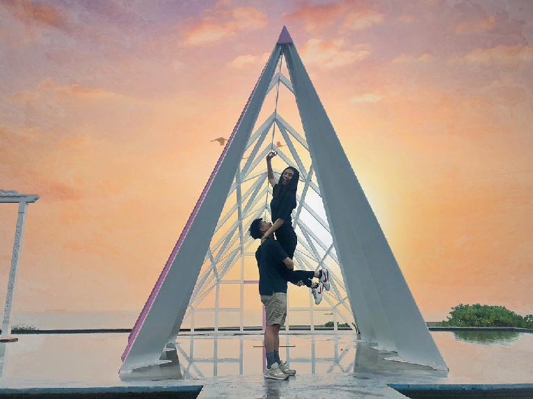 高雄旗津彩虹教堂:旗津彩虹教堂以幾何建築型態為主要設計元素,搭配不同時間光影變化產生立體的空間感, 彩虹色系則代表幸福意涵,為新人帶來好運祝福,去到彩虹教堂要注意因為是私人土地禁止商業行為,遊客可以進入只是 在每天的16:00-18:30為新人拍照的時間,遊客禁止進入,所以去到彩虹教堂要注意時間。