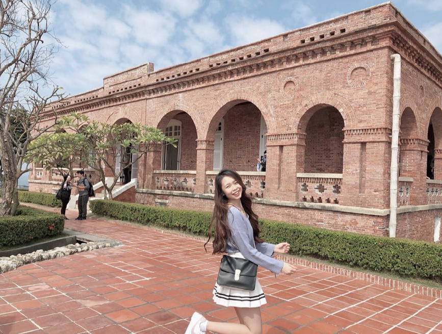 打狗英國領事館：打狗英國領事館是高雄著名熱門景點而且還是英式建築，在山海交接處從上面看過去都是美麗的山跟海，是台灣現存年代最久的西式近代建築， 還是英國政府在台灣的第一座領事館，園區內還有結合休閒餐飲，讓遊客可以在這邊用餐品嘗下午茶搭配美麗的風景。