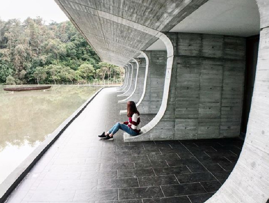 向山行政暨遊客中心:向山遊客中心是日月潭國家風景區必遊景點之一,兩棟彎曲造型的建築物就像是擁抱著日月潭, 周邊日月潭環路公路曾被美國生活旅遊網站CNNGO選為全球十大最美自行車道之一。