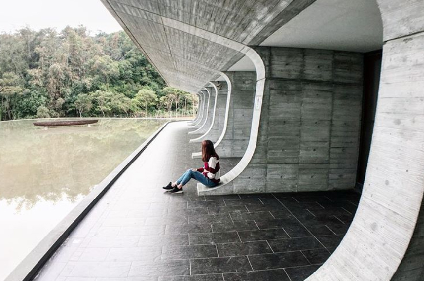 向山遊客中心是日月潭國家風景區必遊景點之一,兩棟彎曲造型的建築物就像是擁抱著日月潭,周邊日月潭環湖公路曾被美國生活旅遊網站CNNGO選為全球十大最美自行車道之一。