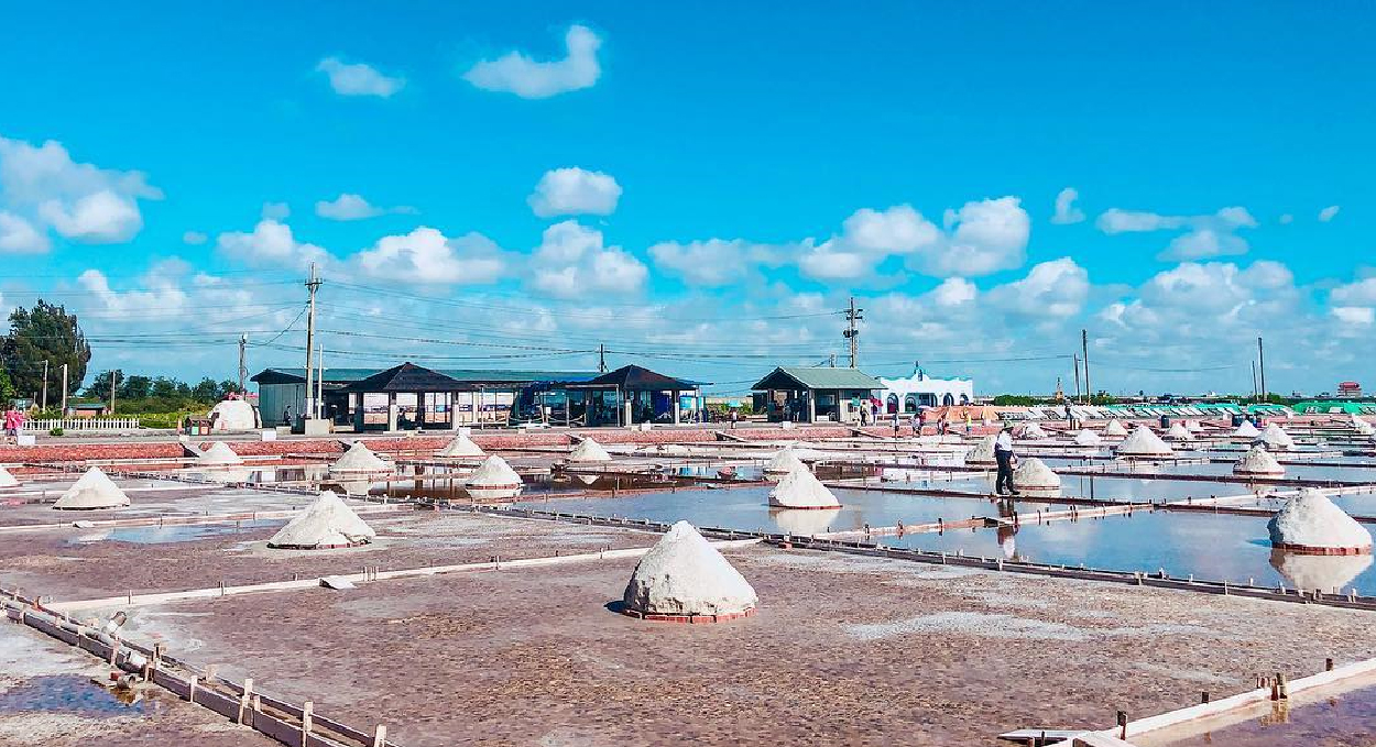 井仔腳瓦盤鹽田:是北門的第一座鹽田,也是現存最古老的瓦盤鹽田遺址,現在成為雲嘉南濱海國家風景區內最具特色的觀光鹽田,在這裡還可以體驗別的地方體驗不到的 傳統曬鹽、挑鹽、收鹽的樂趣,每天都有不同風貌的井仔腳鹽田夕陽,是來到台南濱海不可錯過的景點,在鹽田裡還有一座三層樓高的瞭望台可以賞鳥、觀 賞鹽田、看夕陽。