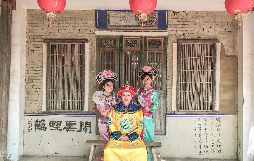 老塘湖藝術村：老塘湖藝術村由抽象畫派藝術家匡進福親手打造，以各種廢棄老建材打造，在這裡可以看到台灣早期農村生活還有閩式建築和蒙古塞外等不同風格的創作品， 是具狂野特色的藝術園區。