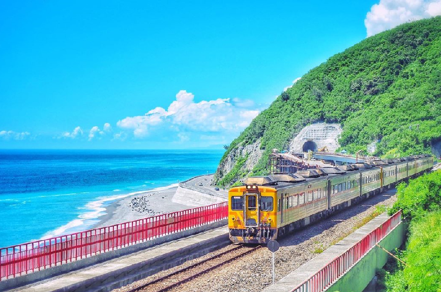 多良火車站有全台灣最美的火車站之稱,是許多遊客來到台東必去的旅遊景點,在多良車站還可以眺望美麗的太平洋。