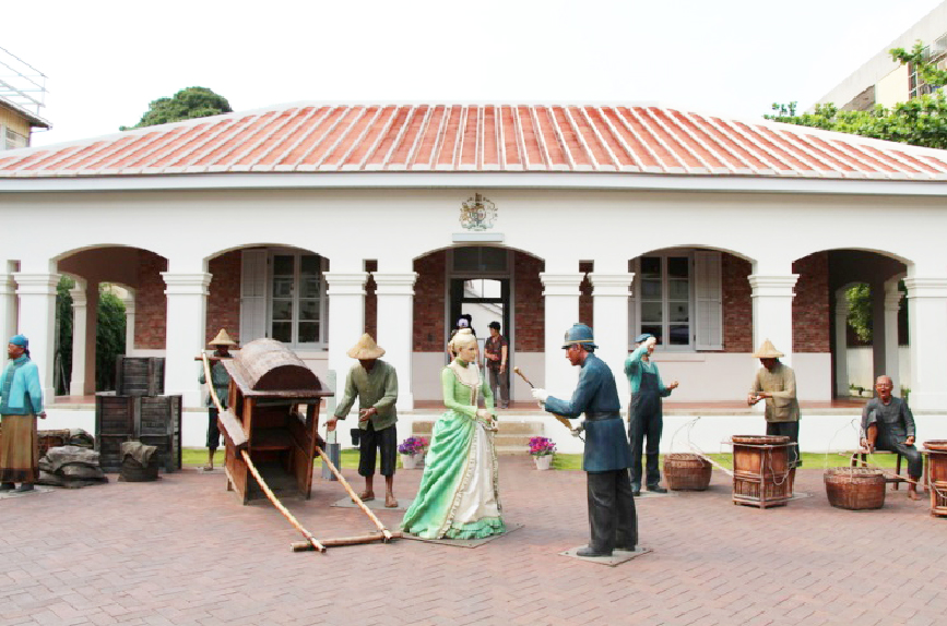 打狗英國領事館打狗英國領事館是高雄著名熱門景點而且還是英式建築，在山海交接處從上面看過去都是美麗的山跟海，是台灣現存年代最久的西式近代建築， 還是英國政府在台灣的第一座領事館，園區內還有結合休閒餐飲，讓遊客可以在這邊用餐品嘗下午茶搭配美麗的風景。