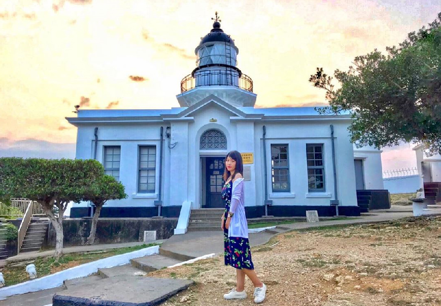 高雄旗后燈塔:高雄燈塔又稱旗后燈塔,位於高雄市旗津區旗后山頂,旗后燈塔自從建立到現在已經有百年的歷史了!!從砲台走道燈塔路程大約5-10分鐘而已, 旗后燈塔位於旗后砲台的上方,可以直接從旗后砲台上去,旗后燈塔塔身為台灣地區唯一的白色八角形磚造燈塔,頂部呈現圓筒形, 可在燈塔陽台眺望高雄市全景。