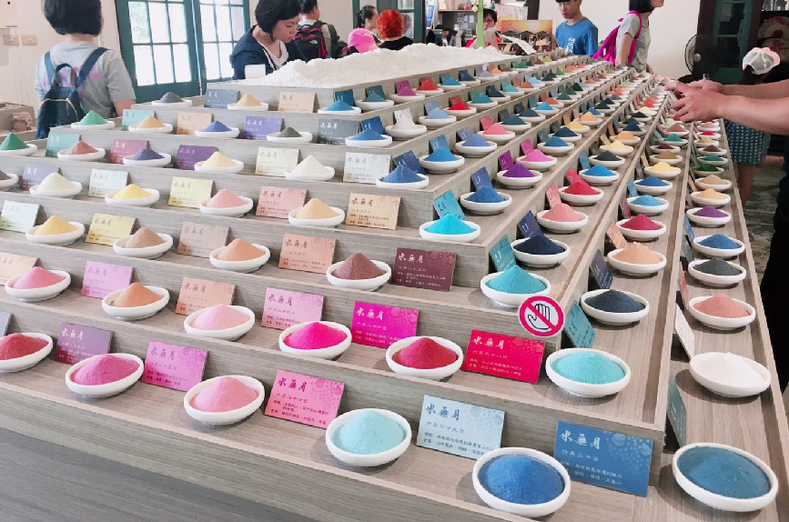 夕遊出張所：夕遊出張所最讓遊客慕名而來的就是園區內有擺設366種顏色的生日彩鹽，可以在這些當中找尋屬於自己生日的彩色鹽。