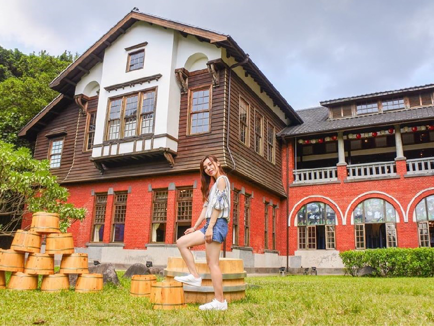 北投溫泉博物館：北投溫泉博物館位於台北市北投溫泉區內，是日據時代就享有盛名的溫泉公共浴場，目前是國家三級古蹟，有著英國都鐸時期的鄉村建築風格， 並為當時東亞最大型溫泉浴場，在園區內主要是介紹北投的歷史發展，像是凱達格蘭族的足跡、大屯燒、鹹草、臺灣好萊塢、北投石、溫泉由來等。