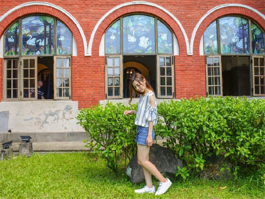 北投溫泉博物館：北投溫泉博物館位於台北市北投溫泉區內，是日據時代就享有盛名的溫泉公共浴場，目前是國家三級古蹟，有著英國都鐸時期的鄉村建築風格， 並為當時東亞最大型溫泉浴場，在園區內主要是介紹北投的歷史發展，像是凱達格蘭族的足跡、大屯燒、鹹草、臺灣好萊塢、北投石、溫泉由來等。
