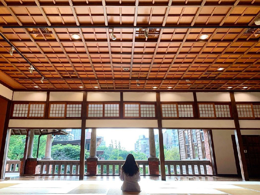 北投溫泉博物館：北投溫泉博物館位於台北市北投溫泉區內，是日據時代就享有盛名的溫泉公共浴場，目前是國家三級古蹟，有著英國都鐸時期的鄉村建築風格， 並為當時東亞最大型溫泉浴場，在園區內主要是介紹北投的歷史發展，像是凱達格蘭族的足跡、大屯燒、鹹草、臺灣好萊塢、北投石、溫泉由來等。