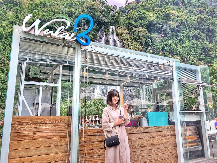 新北瀑布3号：天啊！超美的~~瀑布3号位於烏來瀑布前，在瀑布前喝著咖啡搭配美景超級享受！烏來瀑布位於新北市烏來區烏來風景特定區內， 是烏來風景特定區的代表景觀之一，還是北台灣高低落差最大的瀑布，烏來瀑布高達80公尺、寬約10公尺，在日據時代舊稱為雲來之瀧的美譽。