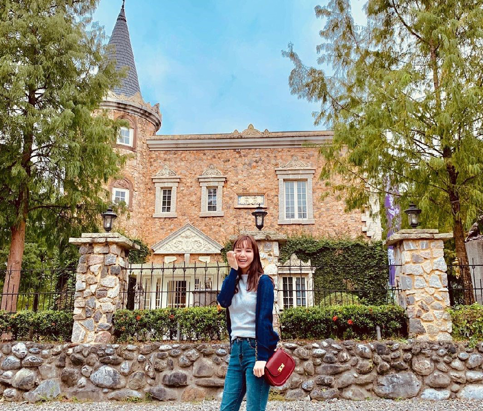 花蓮鷺鷥咖啡:鷺鷥咖啡位於花蓮鳳林鎮,隱藏在森林鄉間的異國夢幻咖啡廳,園區也有跟山姆先生咖啡館一樣的童話世界裡的精靈小屋, 山姆先生跟鷺鷥咖啡是親戚關係,區裡的建築都很美彷彿就像是在歐洲一樣,園區的入園門票是100元,門票可以在園區內全額折抵, 園區主要開放的地方有戶外童話花園、玻璃屋座位區、鷺鷥咖啡,其他為住宿的區域沒有對外開放,所以參觀的民眾要注意。