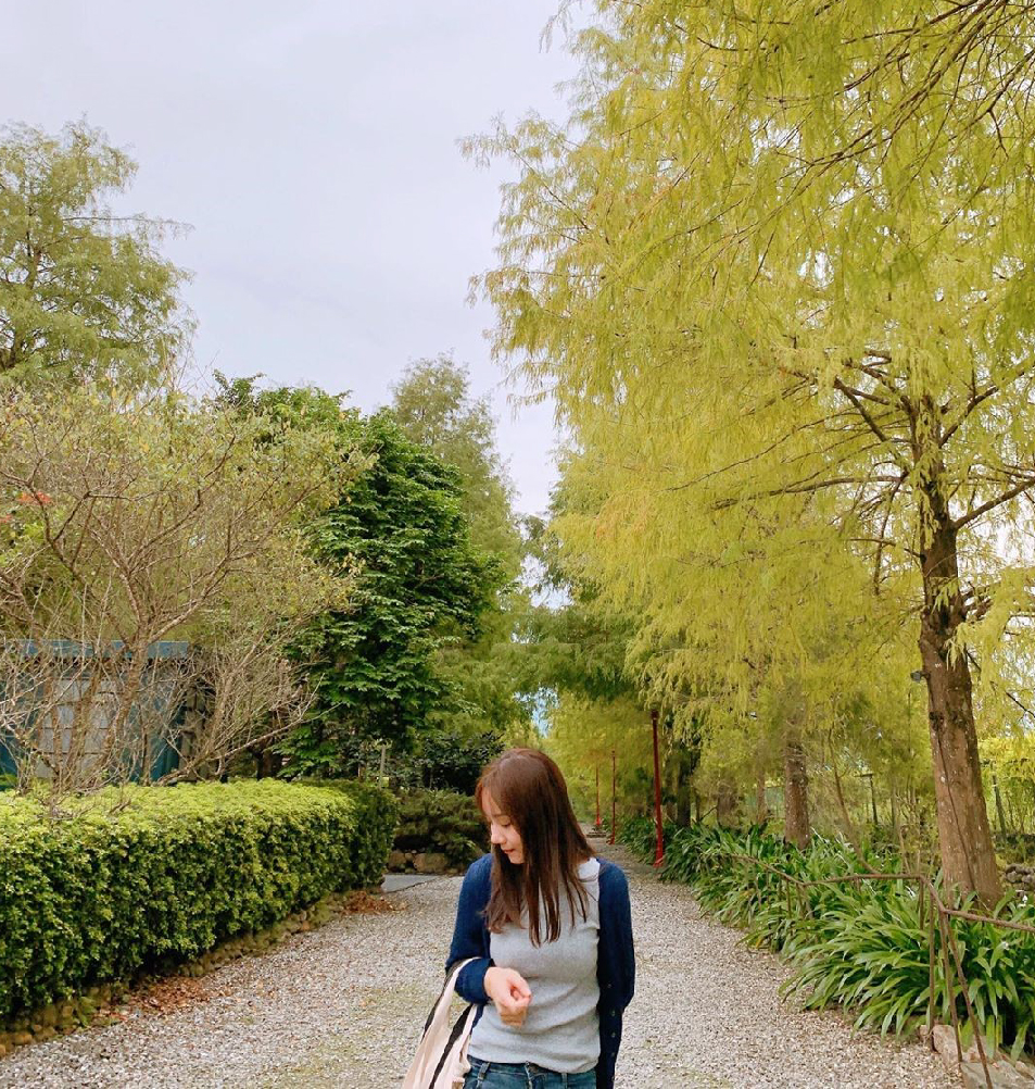 花蓮鷺鷥咖啡:鷺鷥咖啡位於花蓮鳳林鎮,隱藏在森林鄉間的異國夢幻咖啡廳,園區也有跟山姆先生咖啡館一樣的童話世界裡的精靈小屋, 山姆先生跟鷺鷥咖啡是親戚關係,區裡的建築都很美彷彿就像是在歐洲一樣,園區的入園門票是100元,門票可以在園區內全額折抵, 園區主要開放的地方有戶外童話花園、玻璃屋座位區、鷺鷥咖啡,其他為住宿的區域沒有對外開放,所以參觀的民眾要注意。