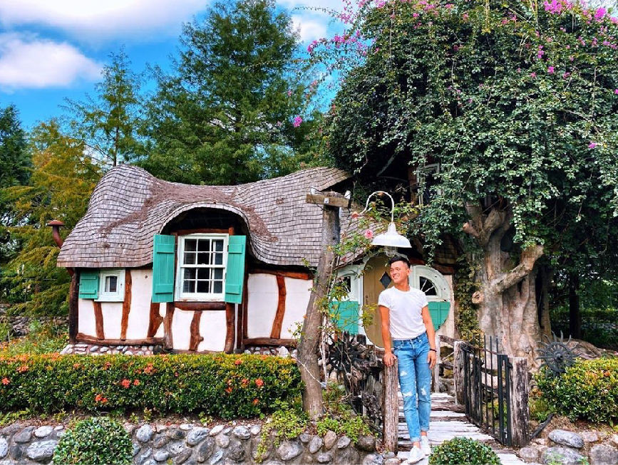 花蓮鷺鷥咖啡:鷺鷥咖啡位於花蓮鳳林鎮,隱藏在森林鄉間的異國夢幻咖啡廳,園區也有跟山姆先生咖啡館一樣的童話世界裡的精靈小屋, 山姆先生跟鷺鷥咖啡是親戚關係,區裡的建築都很美彷彿就像是在歐洲一樣,園區的入園門票是100元,門票可以在園區內全額折抵, 園區主要開放的地方有戶外童話花園、玻璃屋座位區、鷺鷥咖啡,其他為住宿的區域沒有對外開放,所以參觀的民眾要注意。