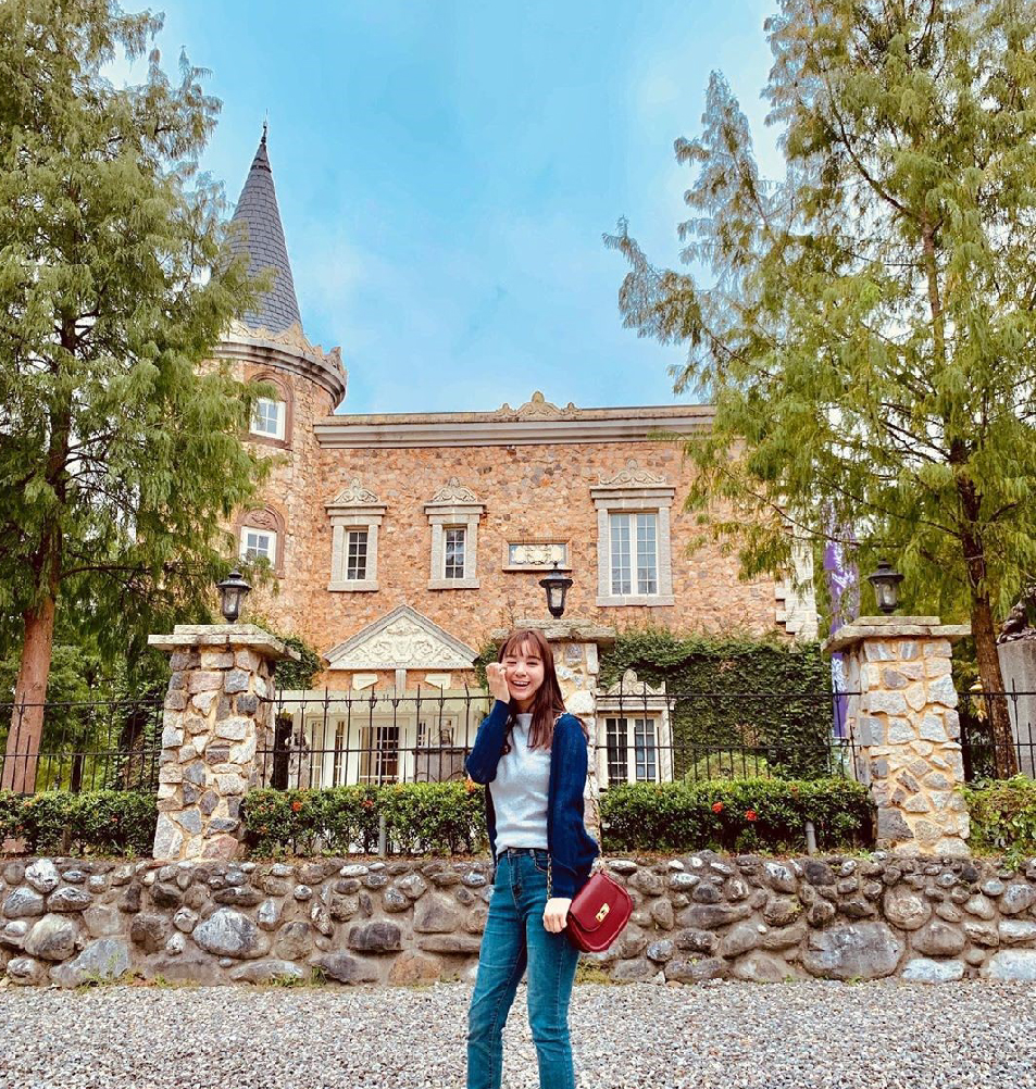 花蓮鷺鷥咖啡:鷺鷥咖啡位於花蓮鳳林鎮,隱藏在森林鄉間的異國夢幻咖啡廳,園區也有跟山姆先生咖啡館一樣的童話世界裡的精靈小屋, 山姆先生跟鷺鷥咖啡是親戚關係,區裡的建築都很美彷彿就像是在歐洲一樣,園區的入園門票是100元,門票可以在園區內全額折抵, 園區主要開放的地方有戶外童話花園、玻璃屋座位區、鷺鷥咖啡,其他為住宿的區域沒有對外開放,所以參觀的民眾要注意。