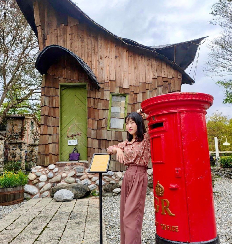 花蓮鷺鷥咖啡:鷺鷥咖啡位於花蓮鳳林鎮,隱藏在森林鄉間的異國夢幻咖啡廳,園區也有跟山姆先生咖啡館一樣的童話世界裡的精靈小屋, 山姆先生跟鷺鷥咖啡是親戚關係,區裡的建築都很美彷彿就像是在歐洲一樣,園區的入園門票是100元,門票可以在園區內全額折抵, 園區主要開放的地方有戶外童話花園、玻璃屋座位區、鷺鷥咖啡,其他為住宿的區域沒有對外開放,所以參觀的民眾要注意。