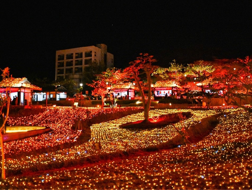 屏東四重溪溫泉季：今年四重溪溫泉季以楓紅為主題，呈現滿滿的楓紅燈海，一年一度的溫泉季活動限時三個月，以立冬代表正式邁入冬季， 四重溪溫泉公園打造充滿日式風情的溫泉公園，搭配楓紅整個視覺看起來就感受到滿滿的溫暖，晚上點燈時氣氛更加美好， 今年最特別的是首度將溫泉季燈飾經屏199縣道延伸到旭海溫泉區， 在活動期間在車城鄉或在四重溪溫泉區住宿一晚或消費1000元以上還可以兌換數量有限蔥寶毛巾一份！！