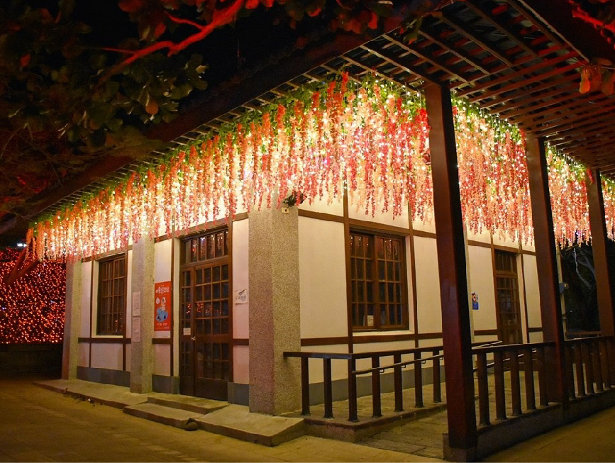 屏東四重溪溫泉季：今年四重溪溫泉季以楓紅為主題，呈現滿滿的楓紅燈海，一年一度的溫泉季活動限時三個月，以立冬代表正式邁入冬季， 四重溪溫泉公園打造充滿日式風情的溫泉公園，搭配楓紅整個視覺看起來就感受到滿滿的溫暖，晚上點燈時氣氛更加美好， 今年最特別的是首度將溫泉季燈飾經屏199縣道延伸到旭海溫泉區， 在活動期間在車城鄉或在四重溪溫泉區住宿一晚或消費1000元以上還可以兌換數量有限蔥寶毛巾一份！！