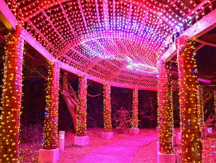 屏東四重溪溫泉季：今年四重溪溫泉季以楓紅為主題，呈現滿滿的楓紅燈海，一年一度的溫泉季活動限時三個月，以立冬代表正式邁入冬季， 四重溪溫泉公園打造充滿日式風情的溫泉公園，搭配楓紅整個視覺看起來就感受到滿滿的溫暖，晚上點燈時氣氛更加美好， 今年最特別的是首度將溫泉季燈飾經屏199縣道延伸到旭海溫泉區， 在活動期間在車城鄉或在四重溪溫泉區住宿一晚或消費1000元以上還可以兌換數量有限蔥寶毛巾一份！！