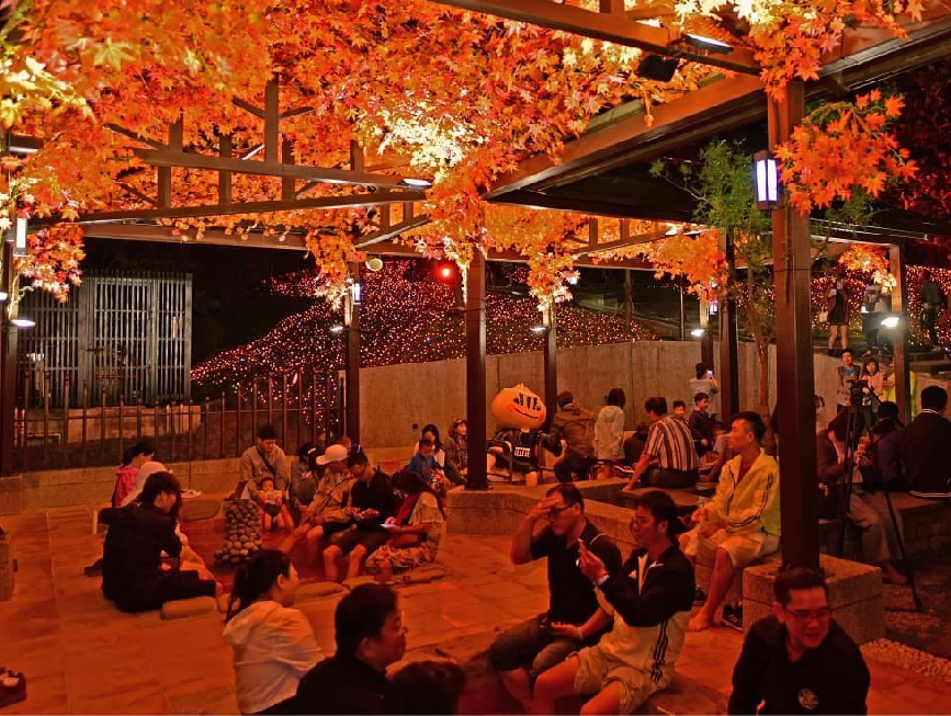 屏東四重溪溫泉季：今年四重溪溫泉季以楓紅為主題，呈現滿滿的楓紅燈海，一年一度的溫泉季活動限時三個月，以立冬代表正式邁入冬季， 四重溪溫泉公園打造充滿日式風情的溫泉公園，搭配楓紅整個視覺看起來就感受到滿滿的溫暖，晚上點燈時氣氛更加美好， 今年最特別的是首度將溫泉季燈飾經屏199縣道延伸到旭海溫泉區， 在活動期間在車城鄉或在四重溪溫泉區住宿一晚或消費1000元以上還可以兌換數量有限蔥寶毛巾一份！！
