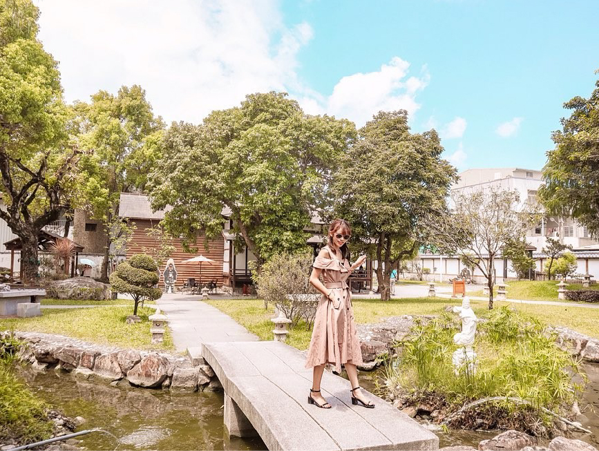 花蓮慶修院:慶修院是位於花蓮縣吉安鄉的寺院古蹟為花蓮縣定三級古蹟,是目前台灣保存最完整的日式寺院,在園區內可以欣賞請自日本四國的八十八尊石佛, 還有以日式傳統建築工法寶形造建設的佛堂,成為日本人來台旅遊拜訪的觀光景點之一。