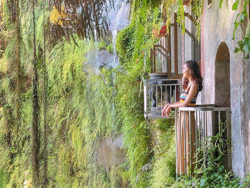 新北銀河洞瀑布：銀河洞瀑布位於新北市新店區一個很特殊的瀑布，屬於淡水河流域，瀑布形成水濂洞地形，因為嶺上溪流由山腰斷崖直下，飛瀑凌空狀似銀河而得名， 銀河洞瀑布是從銀河洞越嶺步道入口處開始算約200公尺，銀河洞越嶺步道為處隱密，銀河洞瀑布分上下兩段，除了銀河瀑布還有百年廟宇坐落於山壁間， 吸引許多遊客前來拍美照，但是拍照也要注意小心安全呦！