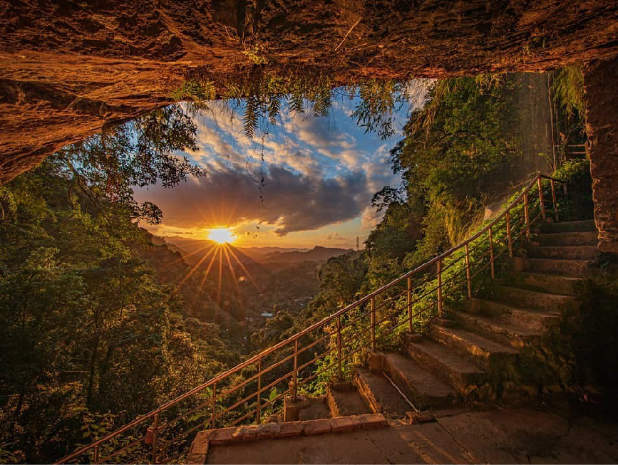 新北銀河洞瀑布：銀河洞瀑布位於新北市新店區一個很特殊的瀑布，屬於淡水河流域，瀑布形成水濂洞地形，因為嶺上溪流由山腰斷崖直下，飛瀑凌空狀似銀河而得名， 銀河洞瀑布是從銀河洞越嶺步道入口處開始算約200公尺，銀河洞越嶺步道為處隱密，銀河洞瀑布分上下兩段，除了銀河瀑布還有百年廟宇坐落於山壁間， 吸引許多遊客前來拍美照，但是拍照也要注意小心安全呦！