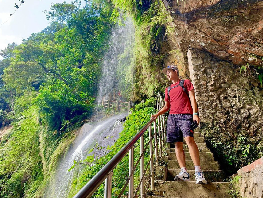 新北銀河洞瀑布：銀河洞瀑布位於新北市新店區一個很特殊的瀑布，屬於淡水河流域，瀑布形成水濂洞地形，因為嶺上溪流由山腰斷崖直下，飛瀑凌空狀似銀河而得名， 銀河洞瀑布是從銀河洞越嶺步道入口處開始算約200公尺，銀河洞越嶺步道為處隱密，銀河洞瀑布分上下兩段，除了銀河瀑布還有百年廟宇坐落於山壁間， 吸引許多遊客前來拍美照，但是拍照也要注意小心安全呦！