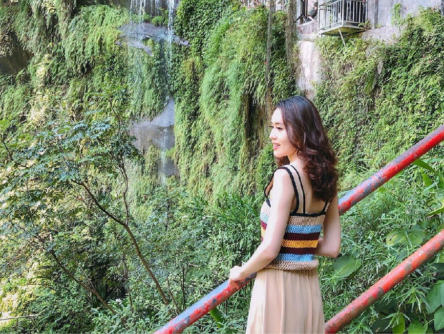 新北銀河洞瀑布：銀河洞瀑布位於新北市新店區一個很特殊的瀑布，屬於淡水河流域，瀑布形成水濂洞地形，因為嶺上溪流由山腰斷崖直下，飛瀑凌空狀似銀河而得名， 銀河洞瀑布是從銀河洞越嶺步道入口處開始算約200公尺，銀河洞越嶺步道為處隱密，銀河洞瀑布分上下兩段，除了銀河瀑布還有百年廟宇坐落於山壁間， 吸引許多遊客前來拍美照，但是拍照也要注意小心安全呦！