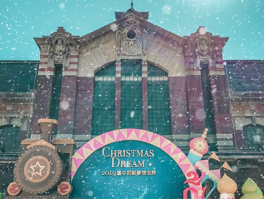 2019台中耶誕夢想世界:迪士尼迷注意注意!今年2019臺中耶誕夢想世界,臺中市政府與迪士尼共同合作,推出經典迪士尼角色的燈節裝置,現身於台中火車站前廣場、 綠川水岸廊道、柳川水岸3大展區展期時間從12月06日至明年01月01日止將近有一個月的展覽時間,所以千萬別錯過可以看到這麼多迪士尼角色!