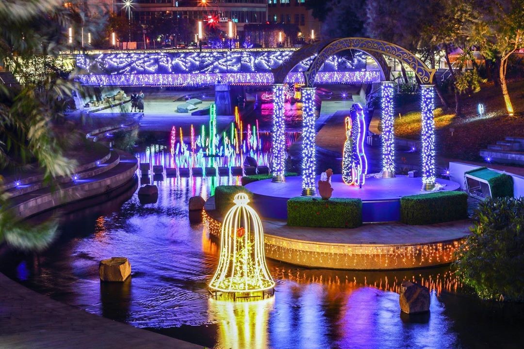 2019台中耶誕夢想世界:迪士尼迷注意注意!今年2019臺中耶誕夢想世界,臺中市政府與迪士尼共同合作,推出經典迪士尼角色的燈節裝置,現身於台中火車站前廣場、 綠川水岸廊道、柳川水岸3大展區展期時間從12月06日至明年01月01日止將近有一個月的展覽時間,所以千萬別錯過可以看到這麼多迪士尼角色!