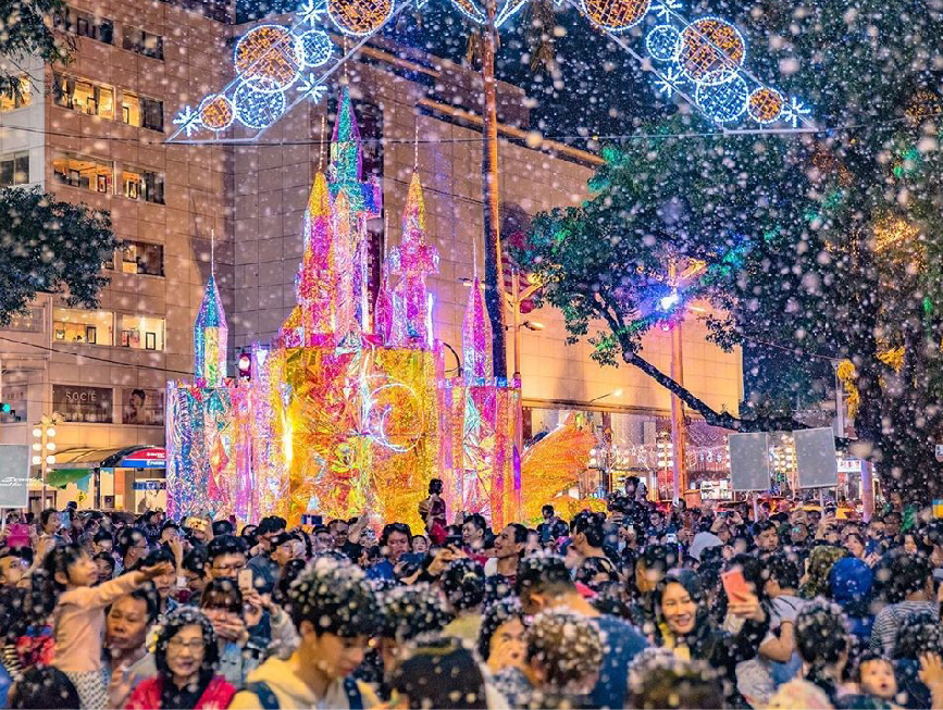 2019屏東聖誕節：2019屏東聖誕節位於屏東公園，今年以金色奇幻童話世界為主題，有超浪漫的水晶城堡還有打造14座主題打卡區裝置藝術， 因聖誕節帶動百年歷史的屏東公園吸引更多人潮前來遊玩，在每個週末還會有許多活動等你來體驗，像是聖誕老人送禮、親子魔術秀、親子氣球表演、 聖誕市集等，而且最讓人期待的是在12/21-25還有5天限定的人造雪活動！而且來到屏東不只來遊玩聖誕節還能去最近熱門的四重溪溫泉季看楓葉燈海！