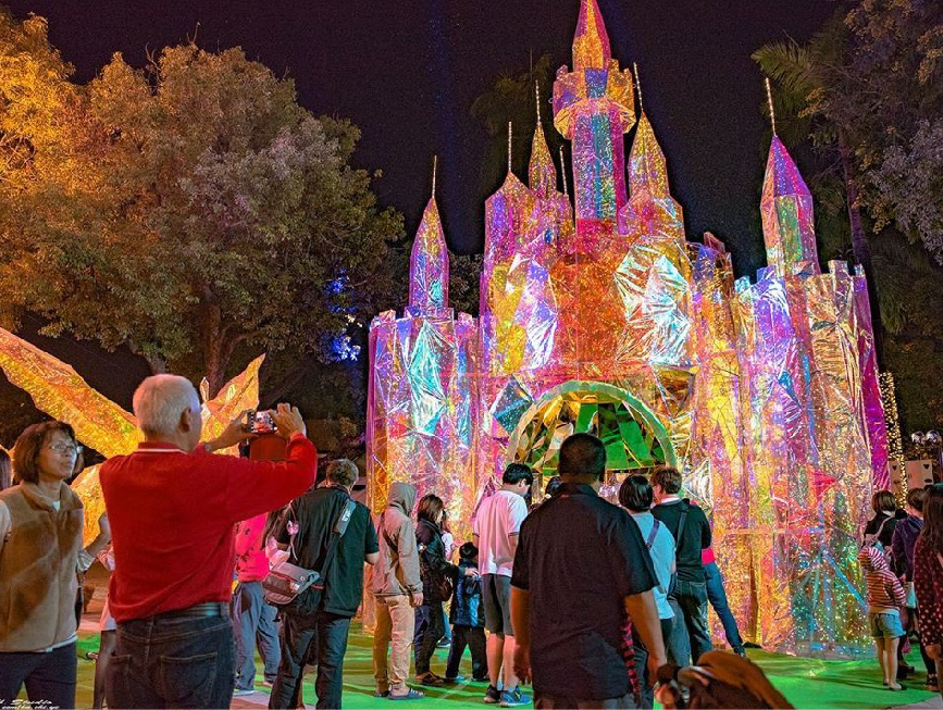 2019屏東聖誕節：2019屏東聖誕節位於屏東公園，今年以金色奇幻童話世界為主題，有超浪漫的水晶城堡還有打造14座主題打卡區裝置藝術， 因聖誕節帶動百年歷史的屏東公園吸引更多人潮前來遊玩，在每個週末還會有許多活動等你來體驗，像是聖誕老人送禮、親子魔術秀、親子氣球表演、 聖誕市集等，而且最讓人期待的是在12/21-25還有5天限定的人造雪活動！而且來到屏東不只來遊玩聖誕節還能去最近熱門的四重溪溫泉季看楓葉燈海！