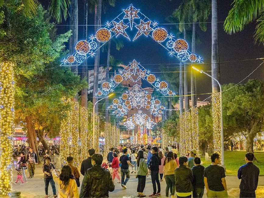 2019屏東聖誕節：2019屏東聖誕節位於屏東公園，今年以金色奇幻童話世界為主題，有超浪漫的水晶城堡還有打造14座主題打卡區裝置藝術， 因聖誕節帶動百年歷史的屏東公園吸引更多人潮前來遊玩，在每個週末還會有許多活動等你來體驗，像是聖誕老人送禮、親子魔術秀、親子氣球表演、 聖誕市集等，而且最讓人期待的是在12/21-25還有5天限定的人造雪活動！而且來到屏東不只來遊玩聖誕節還能去最近熱門的四重溪溫泉季看楓葉燈海！