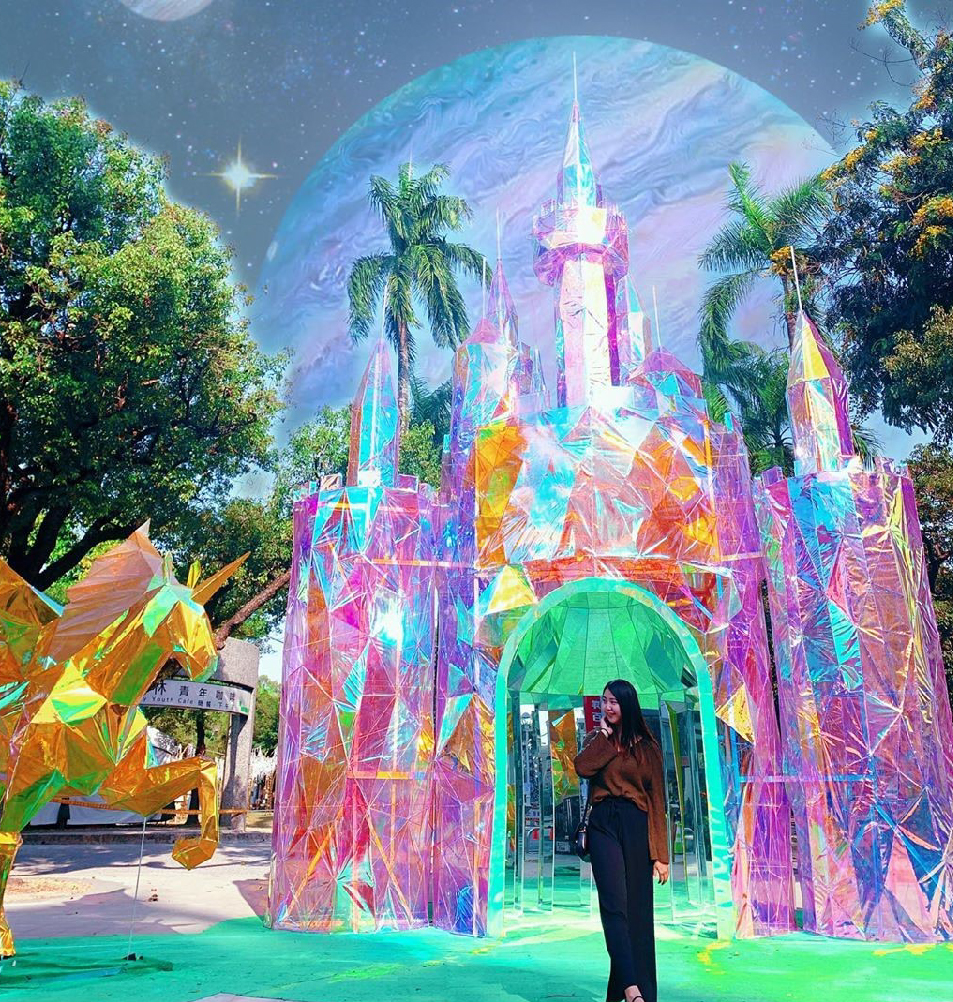 2019屏東聖誕節：2019屏東聖誕節位於屏東公園，今年以金色奇幻童話世界為主題，有超浪漫的水晶城堡還有打造14座主題打卡區裝置藝術， 因聖誕節帶動百年歷史的屏東公園吸引更多人潮前來遊玩，在每個週末還會有許多活動等你來體驗，像是聖誕老人送禮、親子魔術秀、親子氣球表演、 聖誕市集等，而且最讓人期待的是在12/21-25還有5天限定的人造雪活動！而且來到屏東不只來遊玩聖誕節還能去最近熱門的四重溪溫泉季看楓葉燈海！