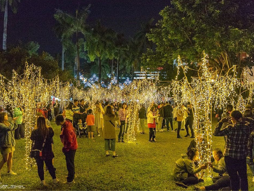 2019屏東聖誕節：2019屏東聖誕節位於屏東公園，今年以金色奇幻童話世界為主題，有超浪漫的水晶城堡還有打造14座主題打卡區裝置藝術， 因聖誕節帶動百年歷史的屏東公園吸引更多人潮前來遊玩，在每個週末還會有許多活動等你來體驗，像是聖誕老人送禮、親子魔術秀、親子氣球表演、 聖誕市集等，而且最讓人期待的是在12/21-25還有5天限定的人造雪活動！而且來到屏東不只來遊玩聖誕節還能去最近熱門的四重溪溫泉季看楓葉燈海！